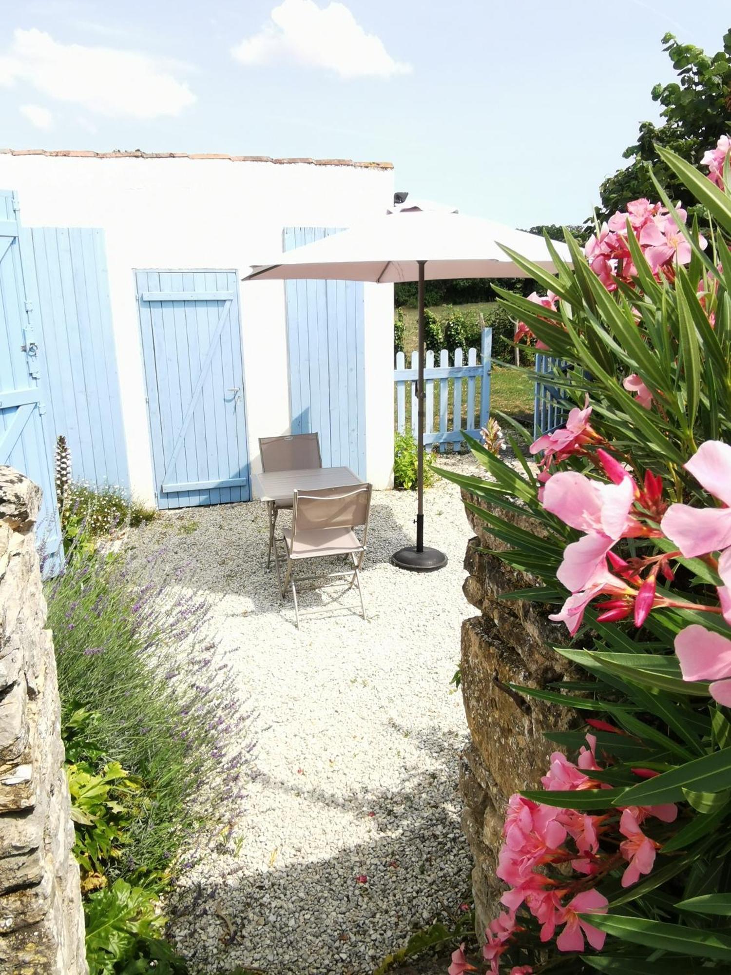 L'Enclos Bleu, Gite - Marais Poitevin Avec Piscine Chauffee Chaille-Les-Marais Exterior photo